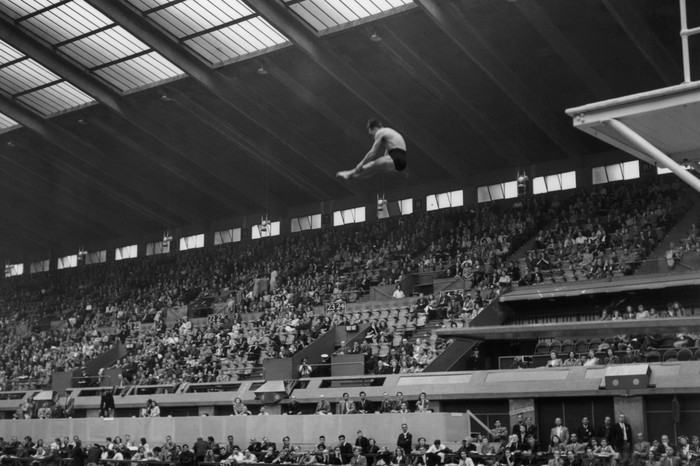 VĐV nhảy cầu người Scotland đang thực hiện bài thi của mình ở bể bơi Hoàng gia tại Olympic London 1948.